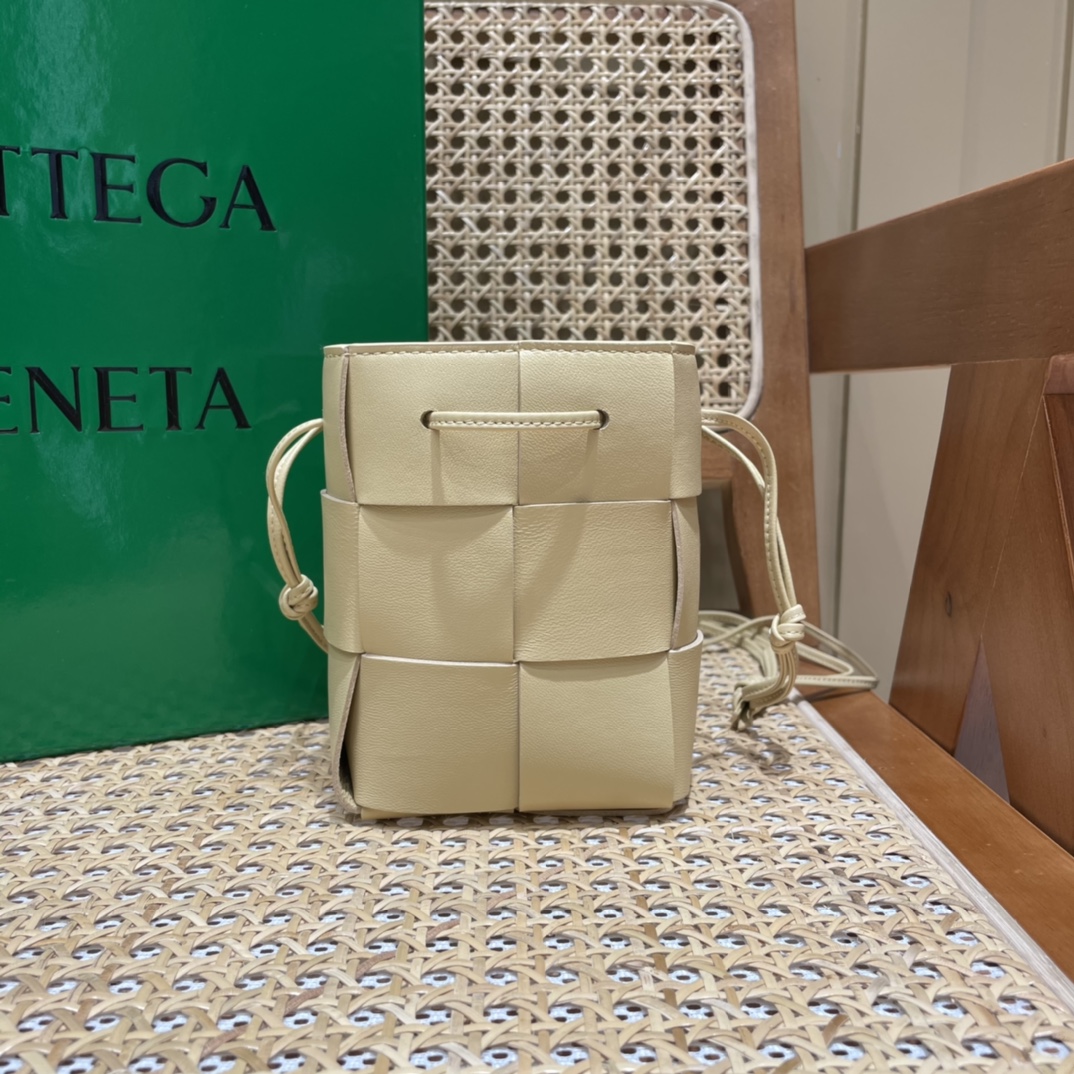 Bottega Veneta CASSETTE 14CM 编织水桶包 680217燕麦色