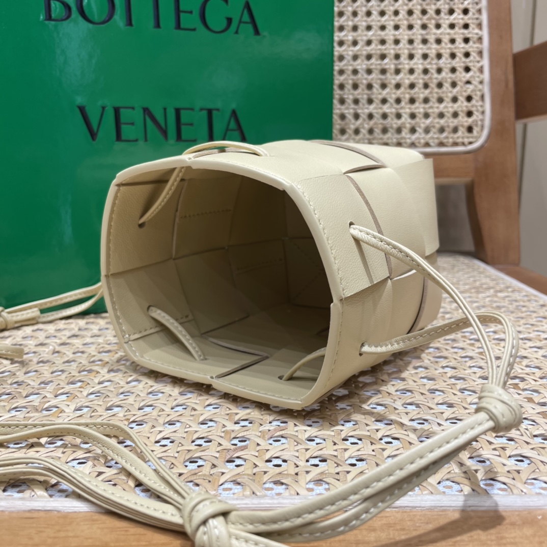 Bottega Veneta CASSETTE 14CM 编织水桶包 680217燕麦色