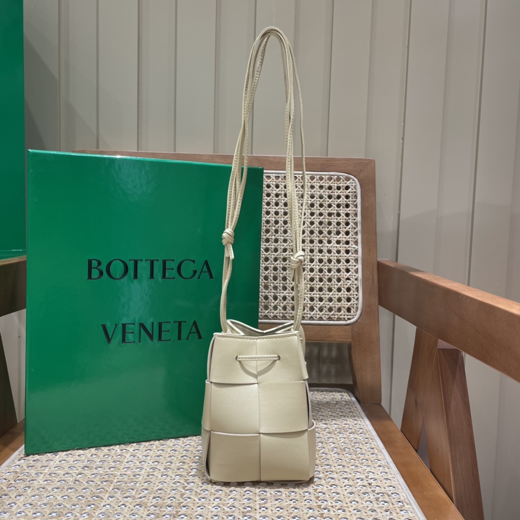 Bottega Veneta CASSETTE 14CM 编织水桶包 680217燕麦色