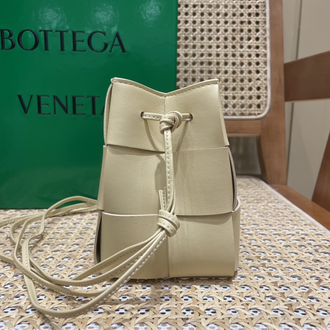 Bottega Veneta CASSETTE 14CM 编织水桶包 680217燕麦色
