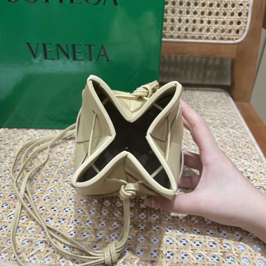 Bottega Veneta CASSETTE 14CM 编织水桶包 680217燕麦色