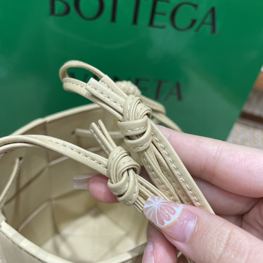 Bottega Veneta CASSETTE 14CM 编织水桶包 680217燕麦色