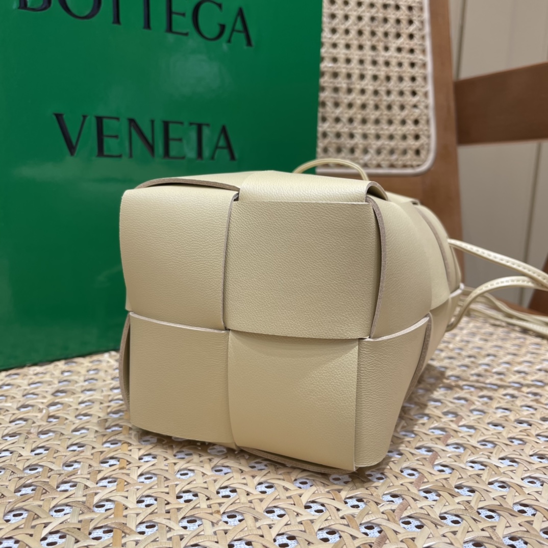 Bottega Veneta CASSETTE 14CM 编织水桶包 680217燕麦色
