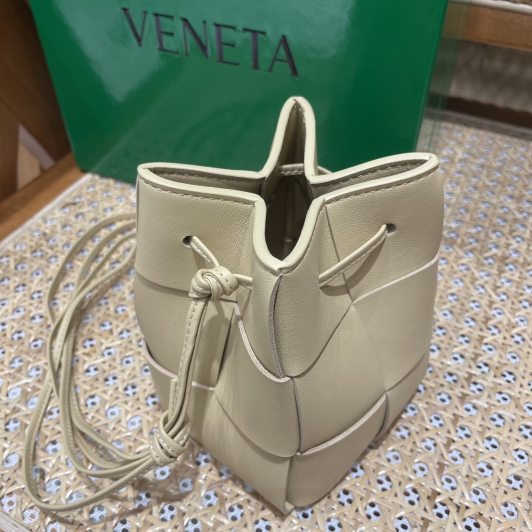Bottega Veneta CASSETTE 14CM 编织水桶包 680217燕麦色