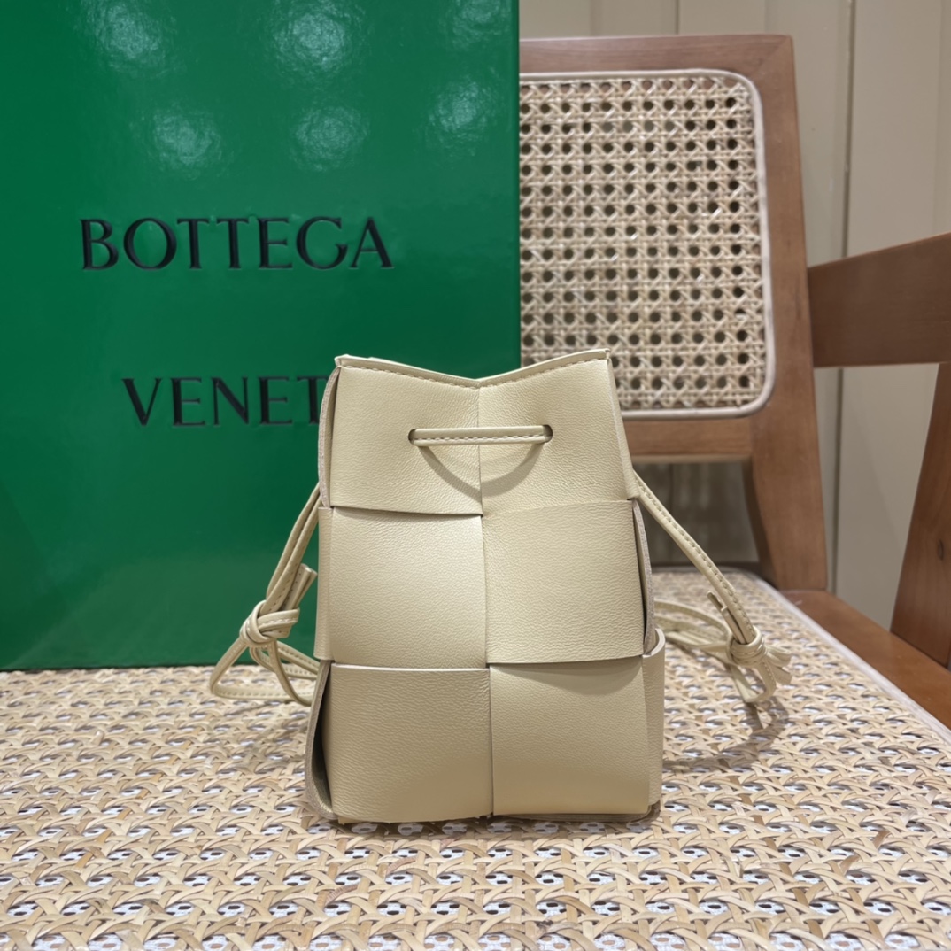 Bottega Veneta CASSETTE 14CM 编织水桶包 680217燕麦色