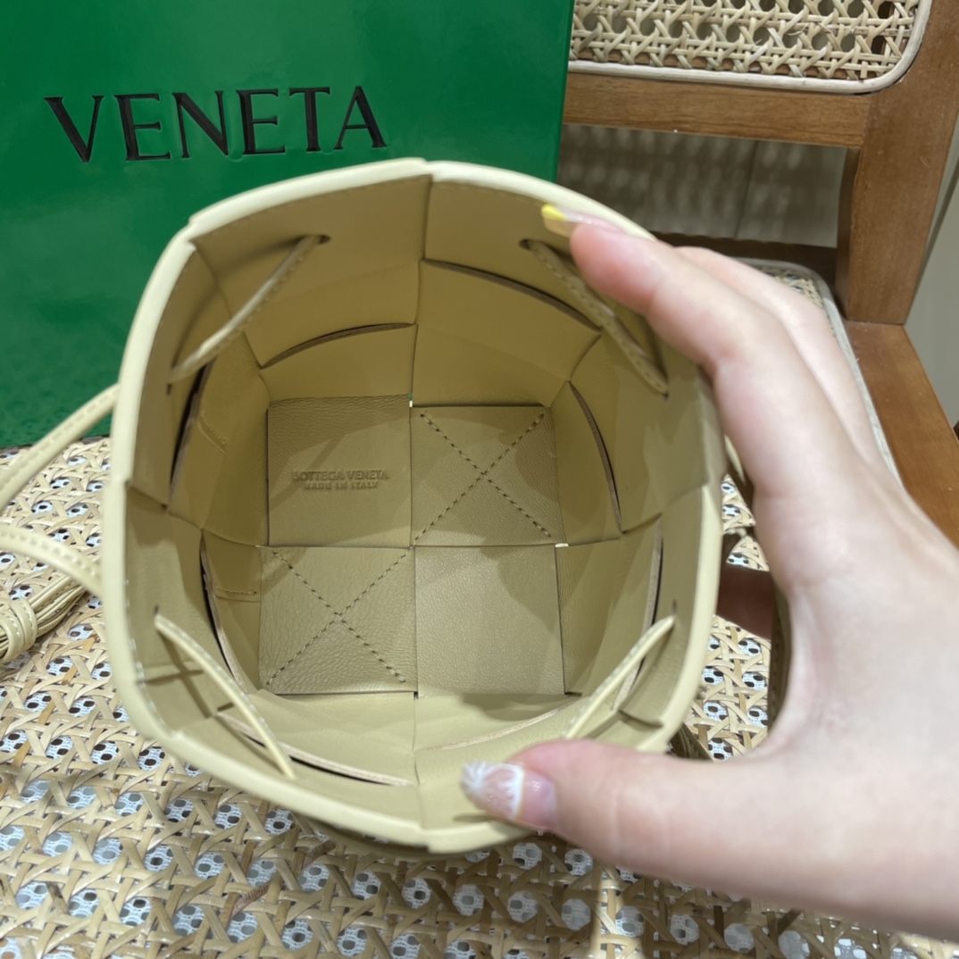 Bottega Veneta CASSETTE 14CM 编织水桶包 680217燕麦色
