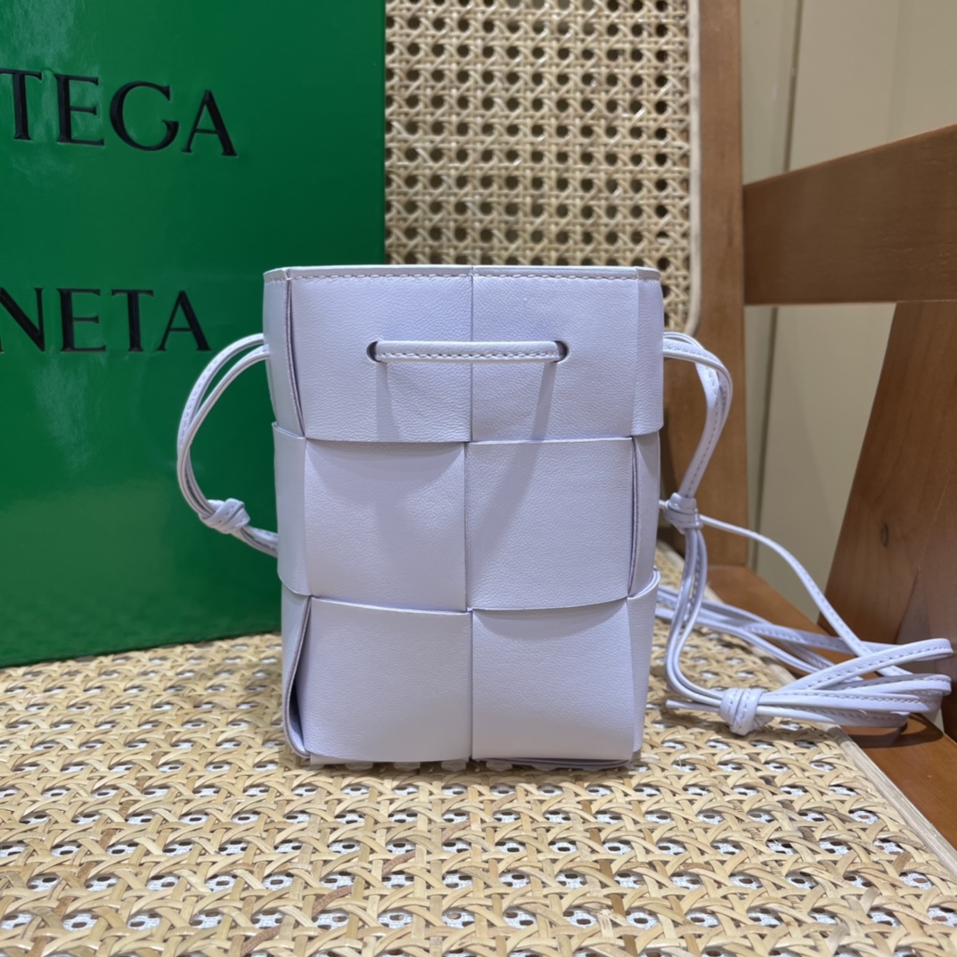 Bottega Veneta CASSETTE 14CM 编织水桶包 680217水洗欢乐紫