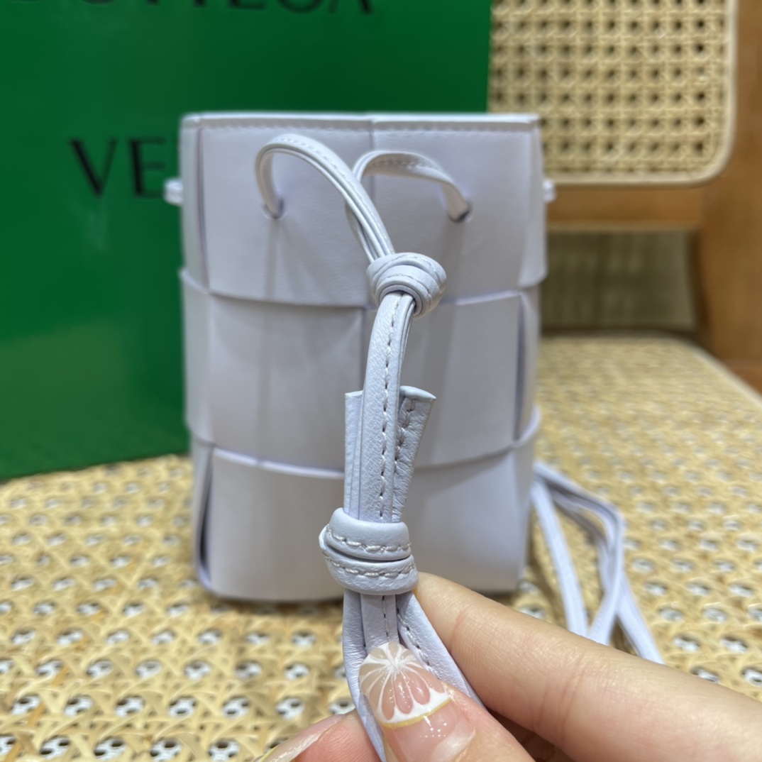 Bottega Veneta CASSETTE 14CM 编织水桶包 680217水洗欢乐紫