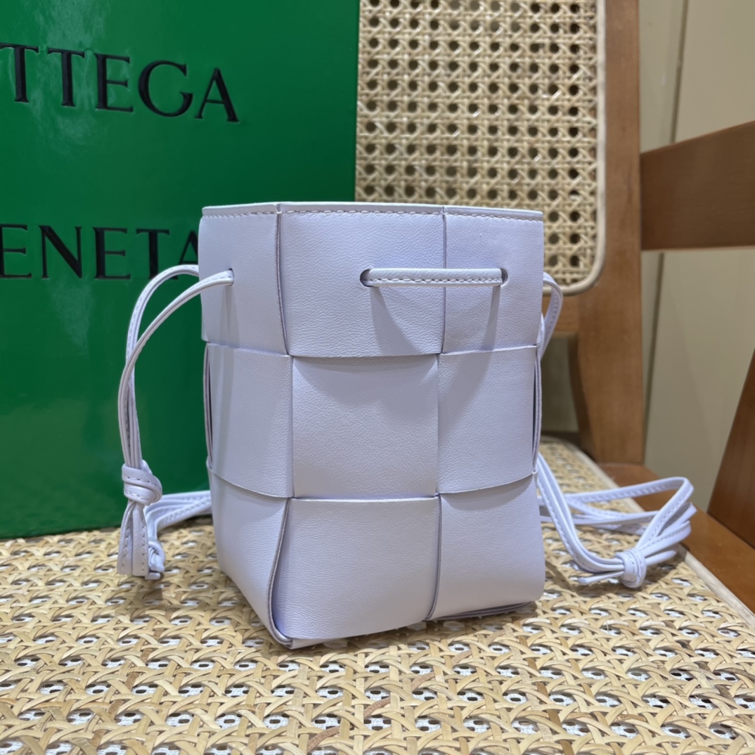 Bottega Veneta CASSETTE 14CM 编织水桶包 680217水洗欢乐紫