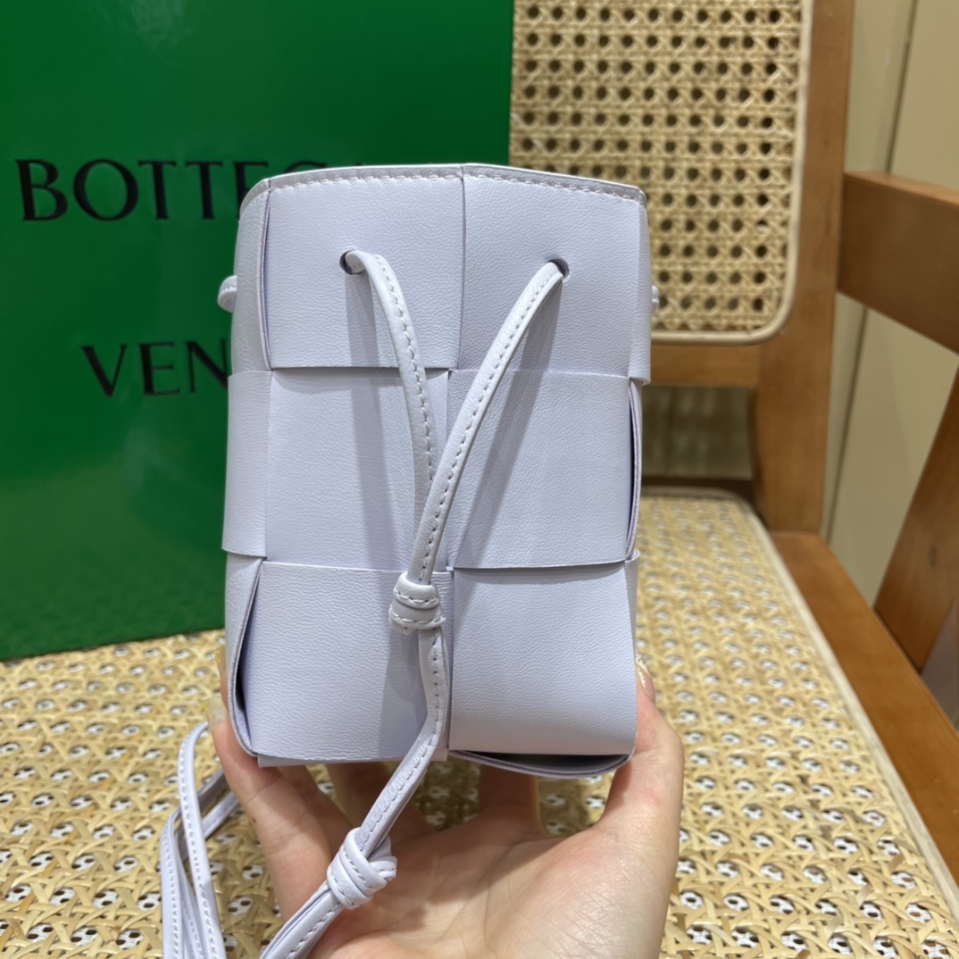 Bottega Veneta CASSETTE 14CM 编织水桶包 680217水洗欢乐紫