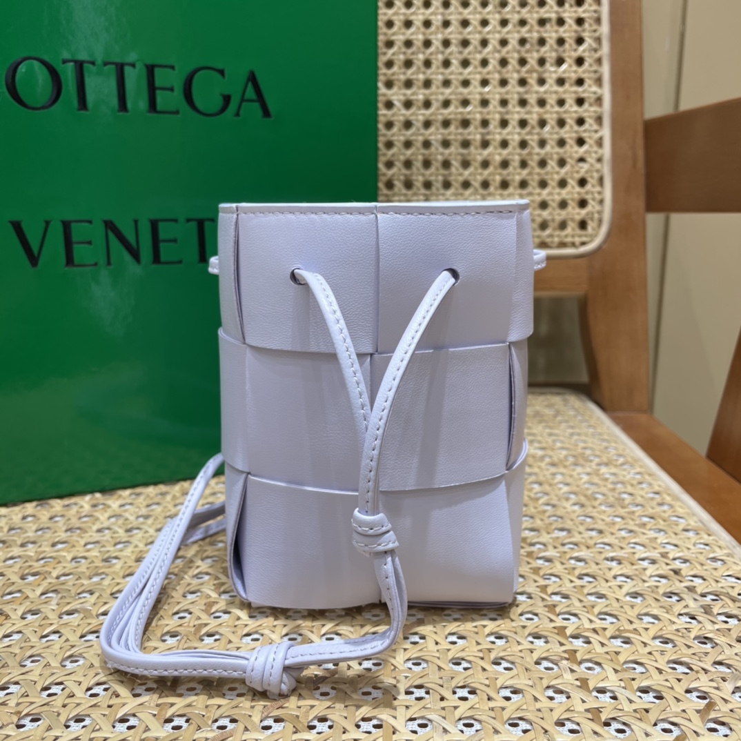 Bottega Veneta CASSETTE 14CM 编织水桶包 680217水洗欢乐紫