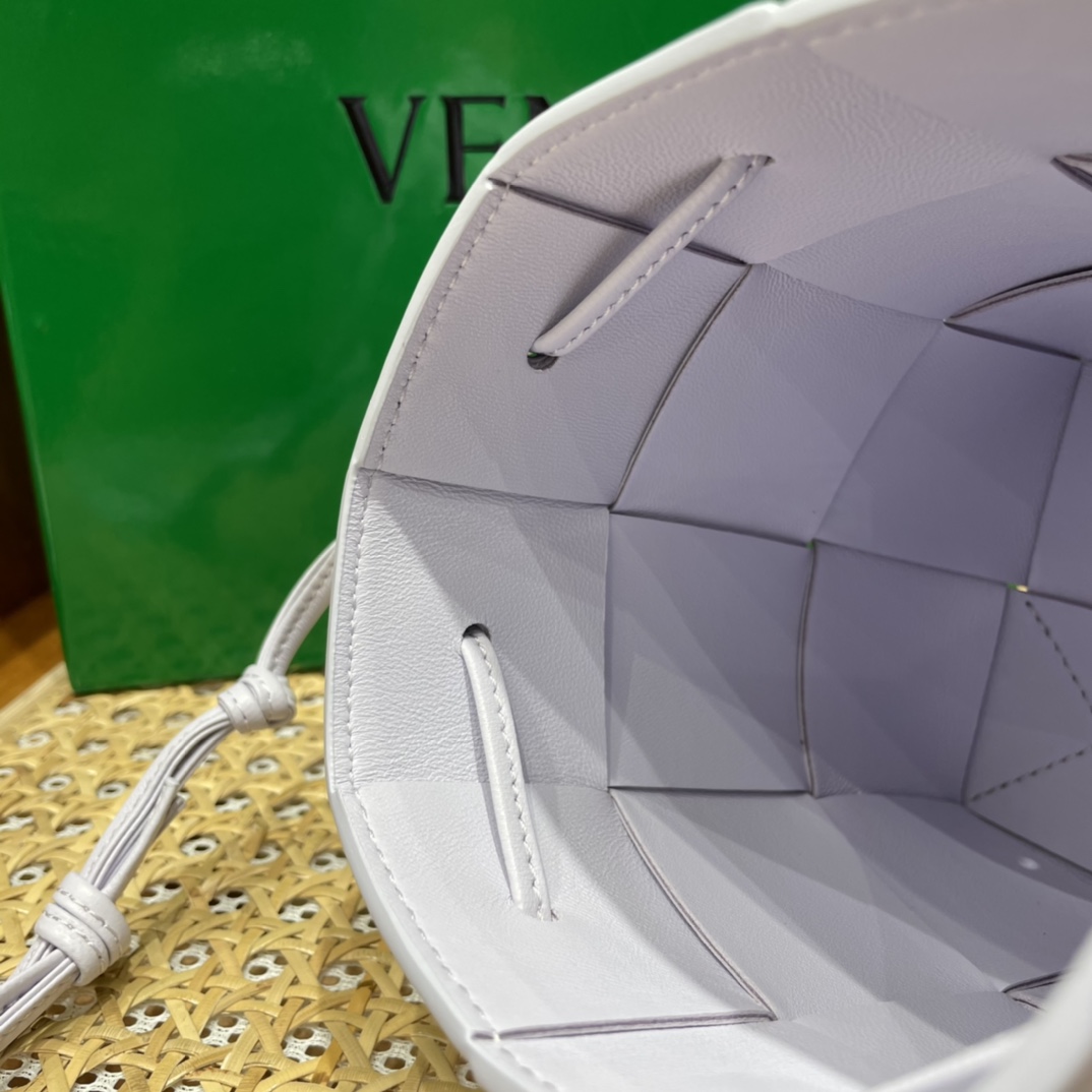 Bottega Veneta CASSETTE 14CM 编织水桶包 680217水洗欢乐紫