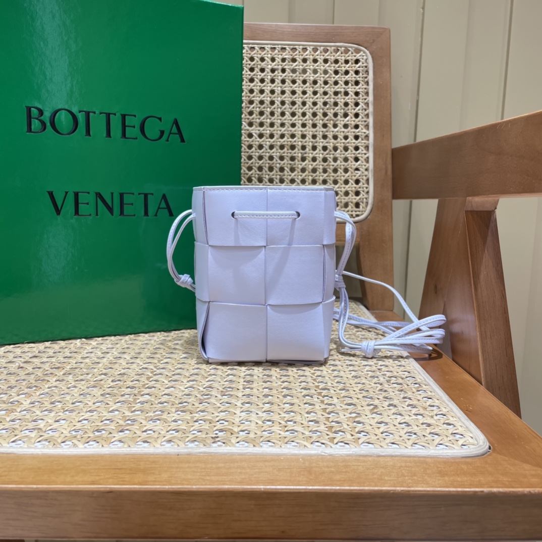 Bottega Veneta CASSETTE 14CM 编织水桶包 680217水洗欢乐紫