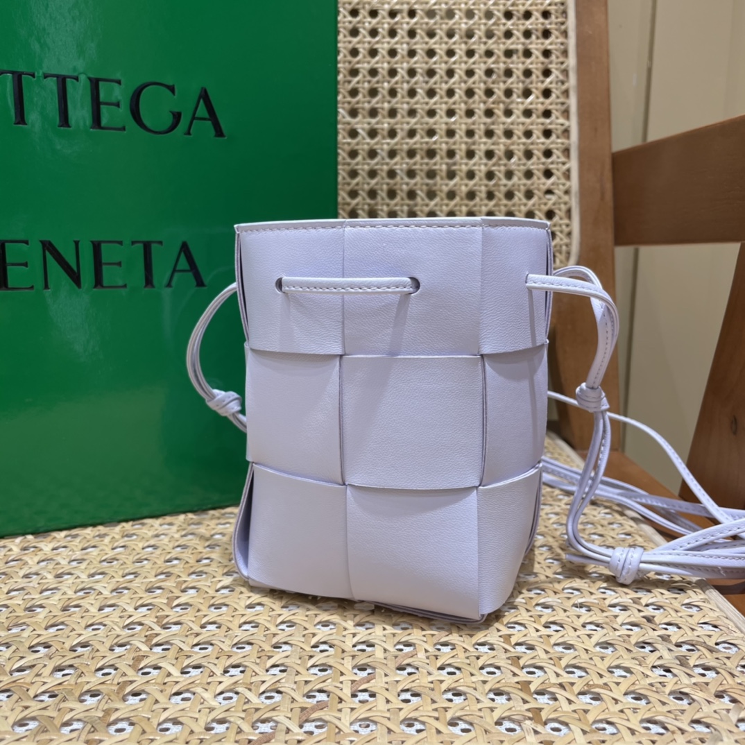 Bottega Veneta CASSETTE 14CM 编织水桶包 680217水洗欢乐紫
