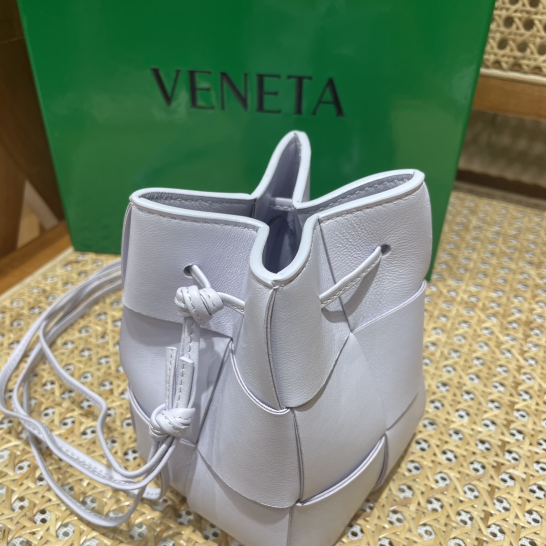 Bottega Veneta CASSETTE 14CM 编织水桶包 680217水洗欢乐紫