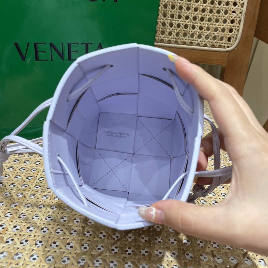 Bottega Veneta CASSETTE 14CM 编织水桶包 680217水洗欢乐紫