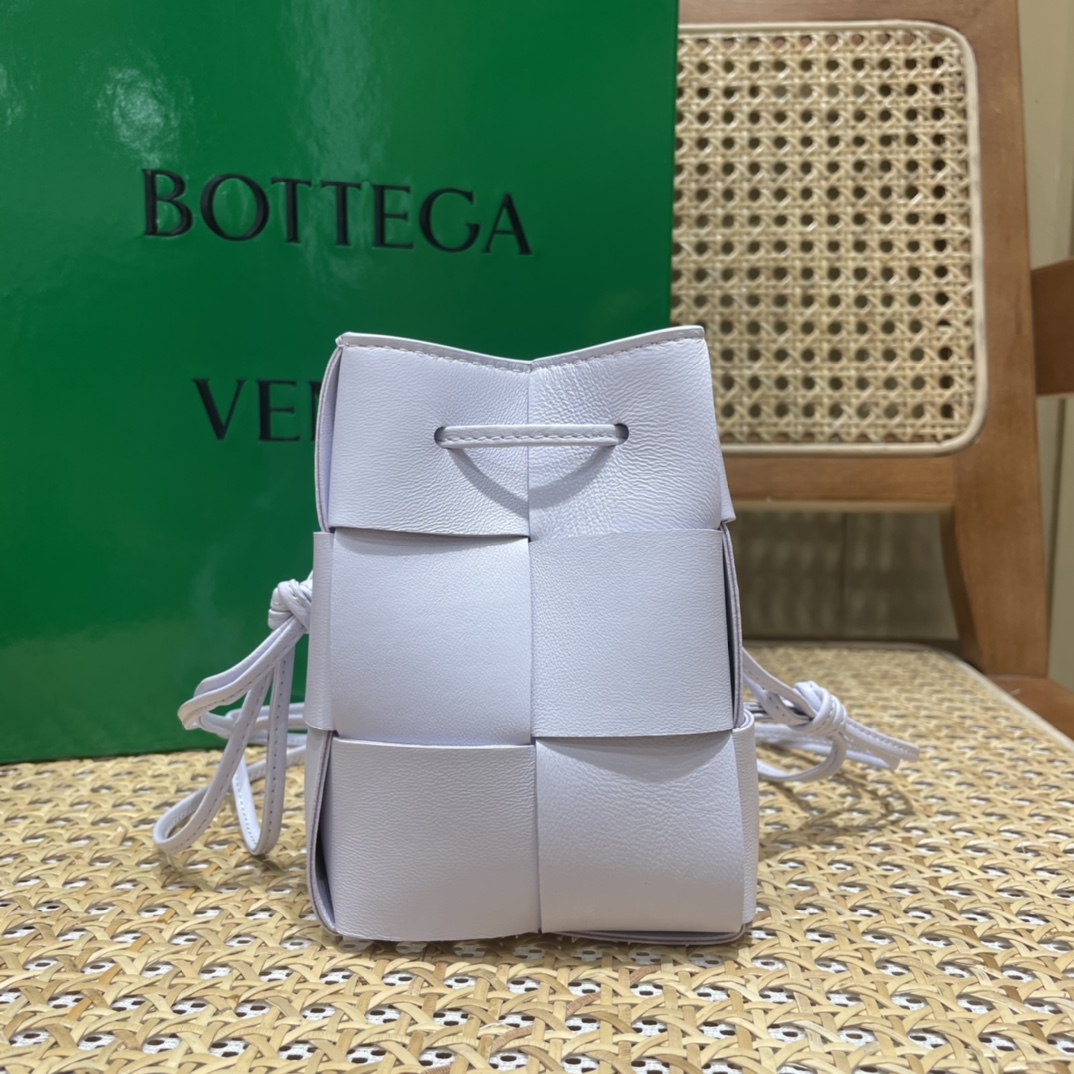 Bottega Veneta CASSETTE 14CM 编织水桶包 680217水洗欢乐紫