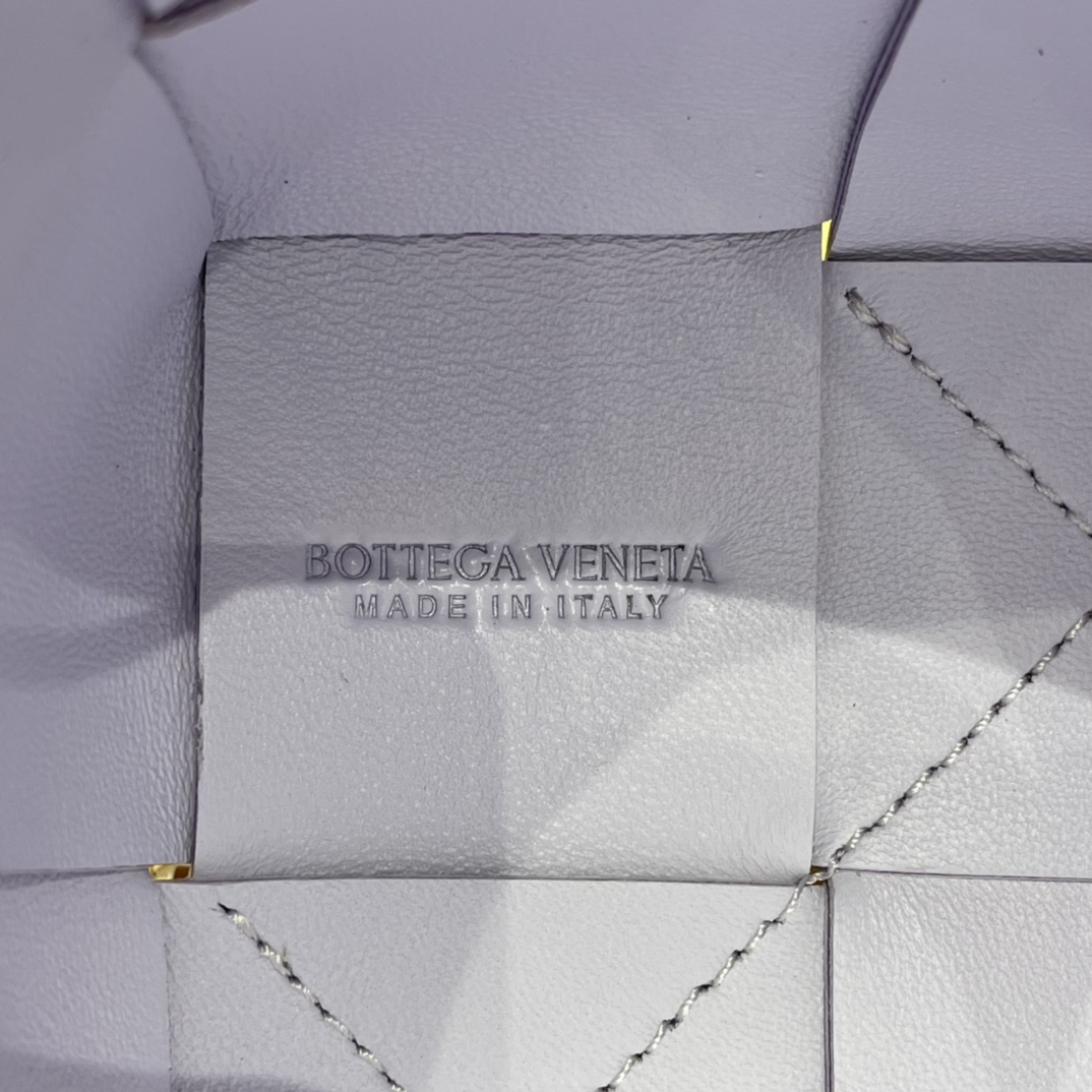 Bottega Veneta CASSETTE 14CM 编织水桶包 680217水洗欢乐紫