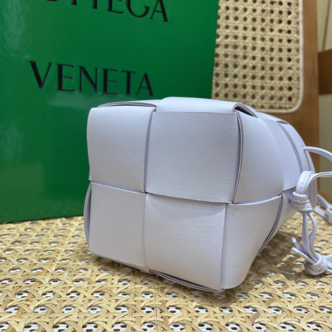 Bottega Veneta CASSETTE 14CM 编织水桶包 680217水洗欢乐紫