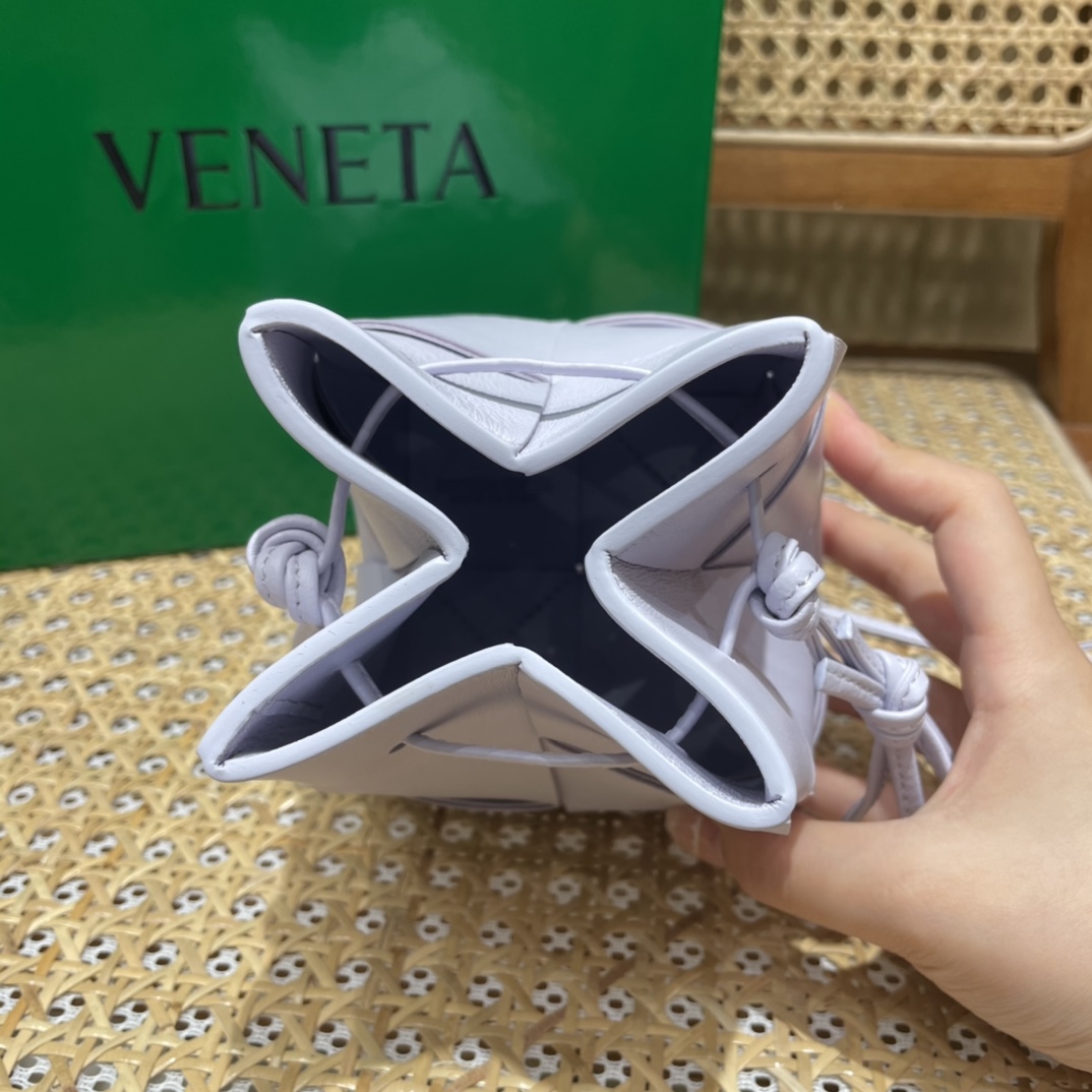 Bottega Veneta CASSETTE 14CM 编织水桶包 680217水洗欢乐紫