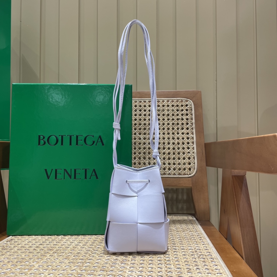 Bottega Veneta CASSETTE 14CM 编织水桶包 680217水洗欢乐紫