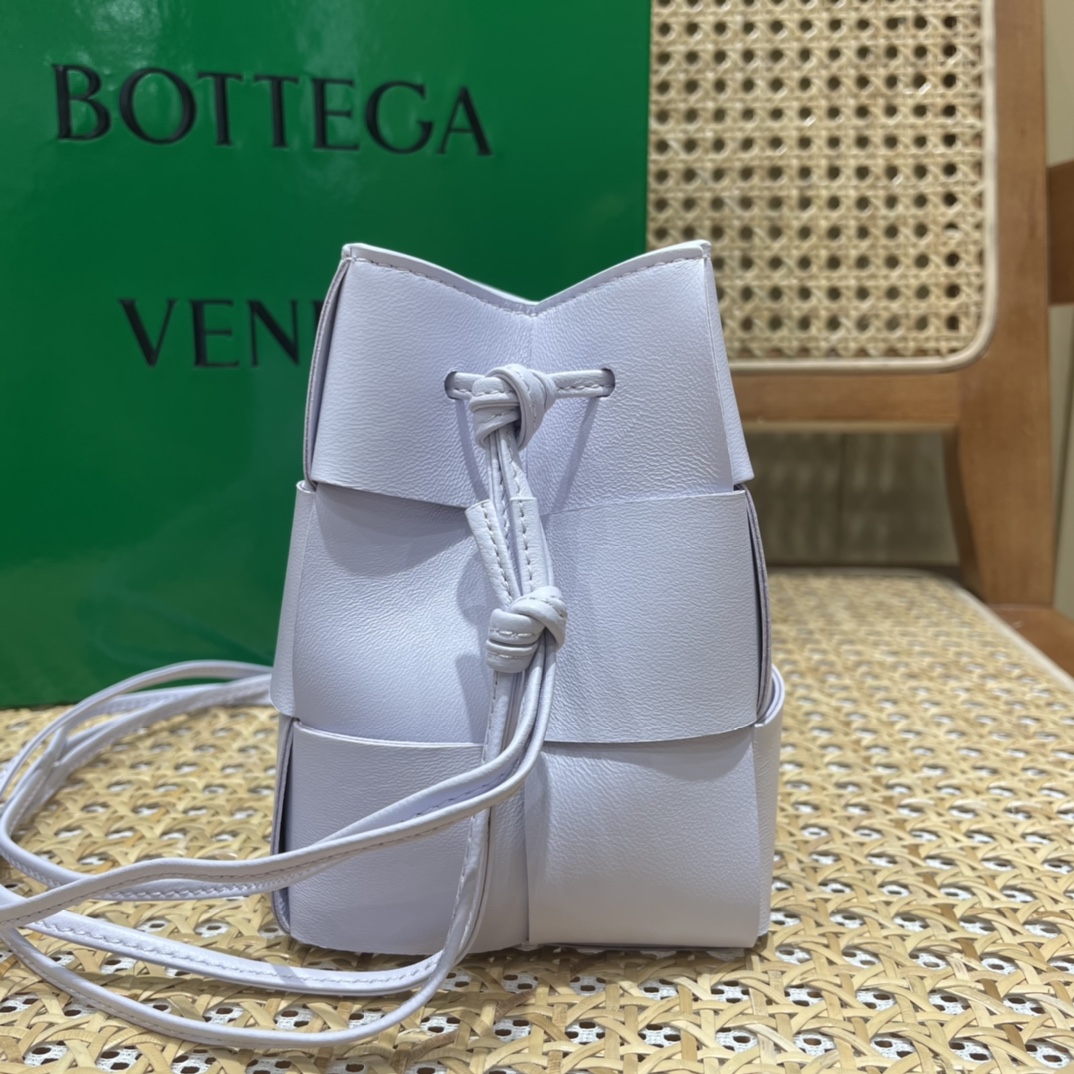 Bottega Veneta CASSETTE 14CM 编织水桶包 680217水洗欢乐紫