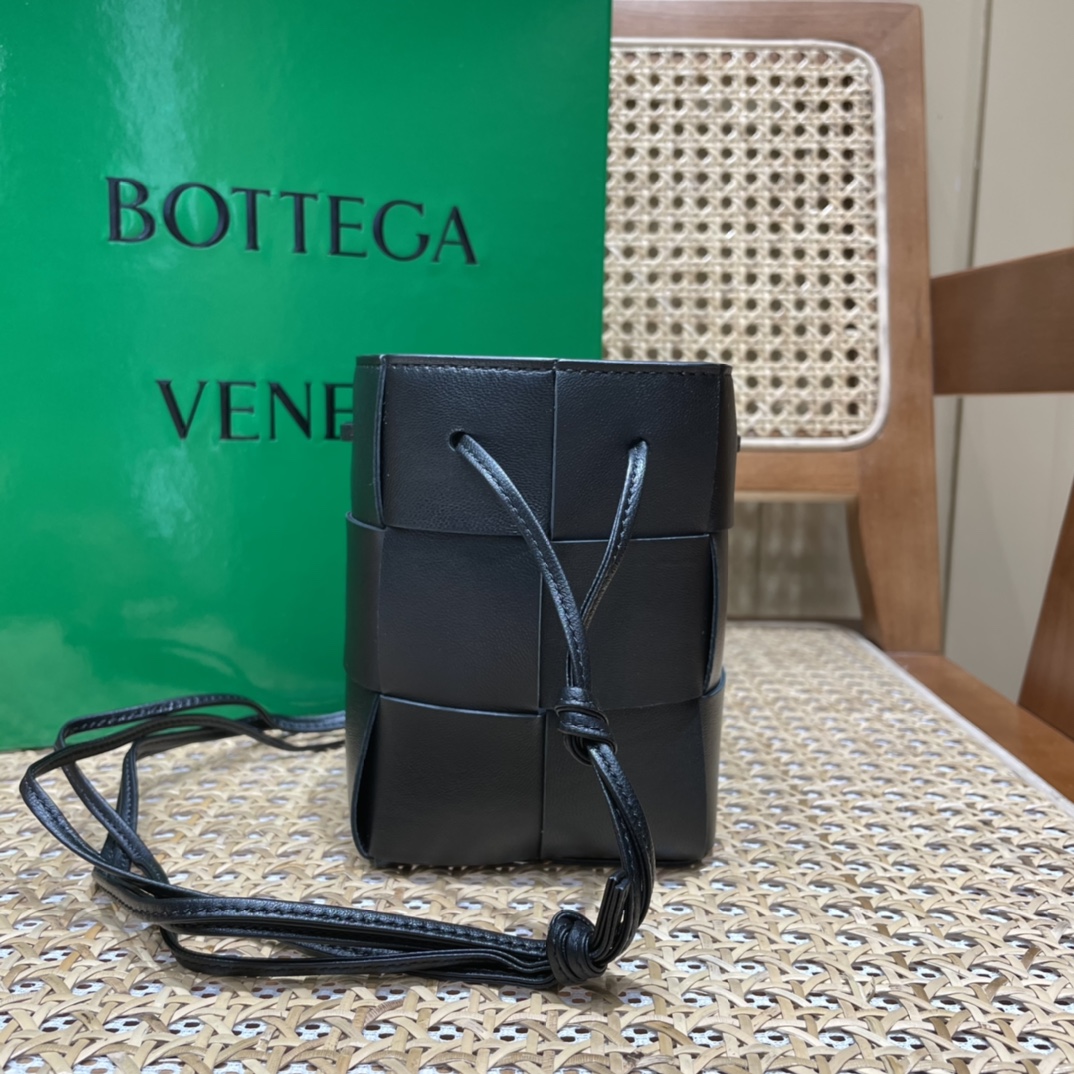Bottega Veneta CASSETTE 14CM 编织水桶包 680217黑色