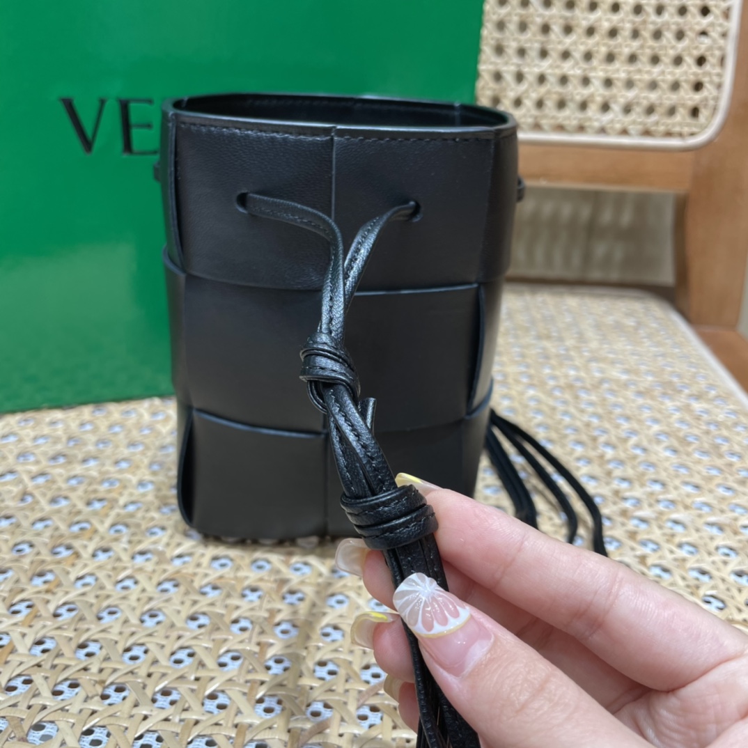 Bottega Veneta CASSETTE 14CM 编织水桶包 680217黑色