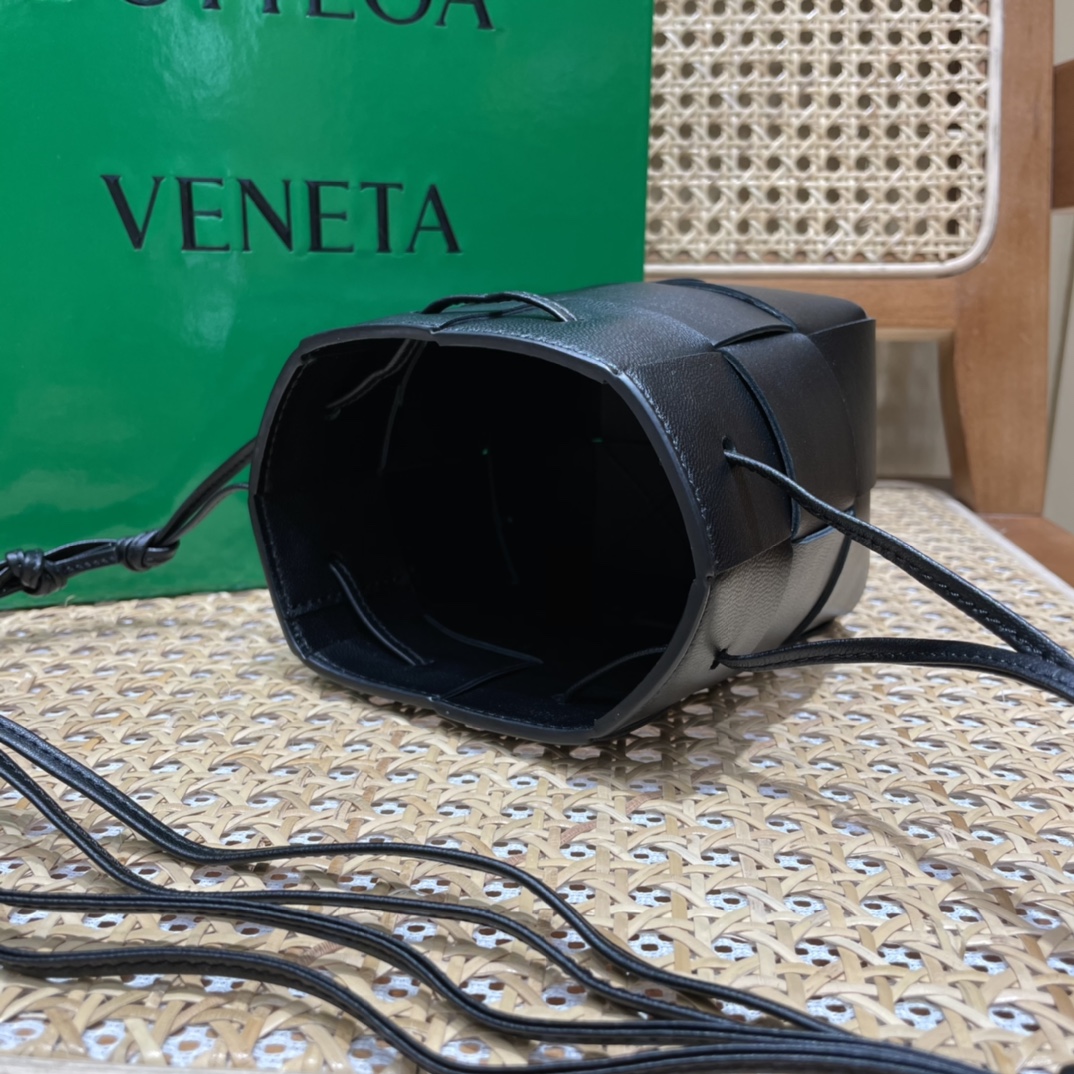 Bottega Veneta CASSETTE 14CM 编织水桶包 680217黑色
