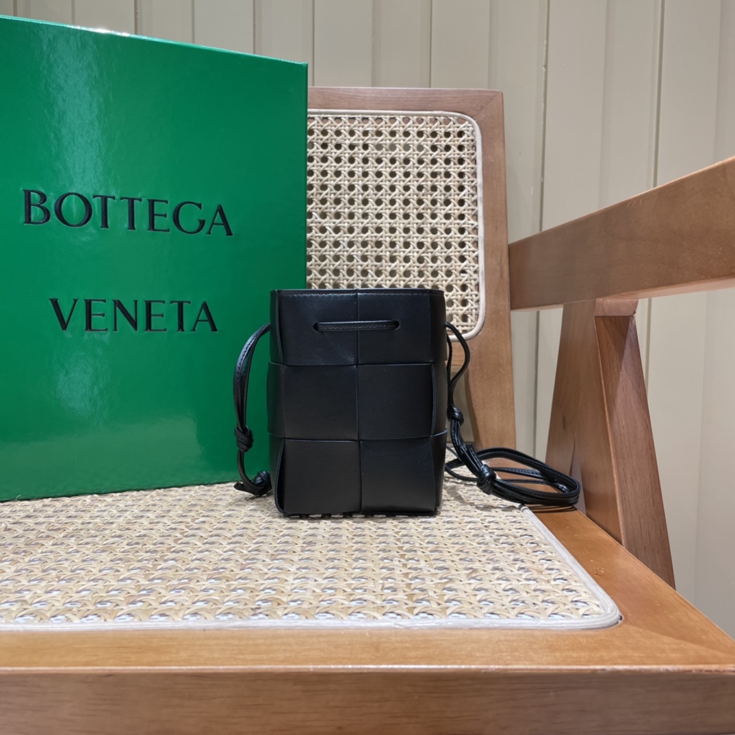 Bottega Veneta CASSETTE 14CM 编织水桶包 680217黑色