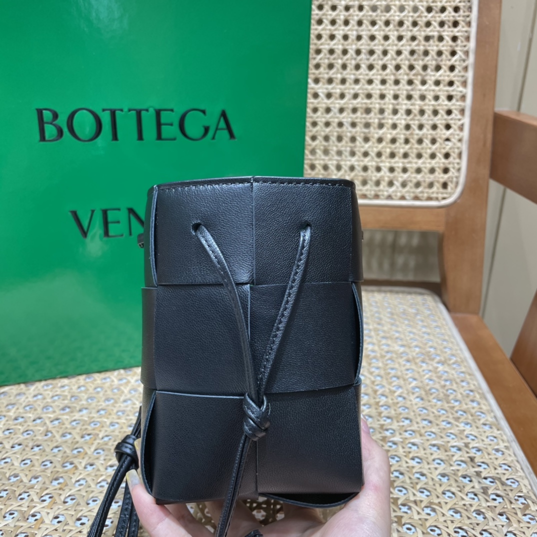 Bottega Veneta CASSETTE 14CM 编织水桶包 680217黑色