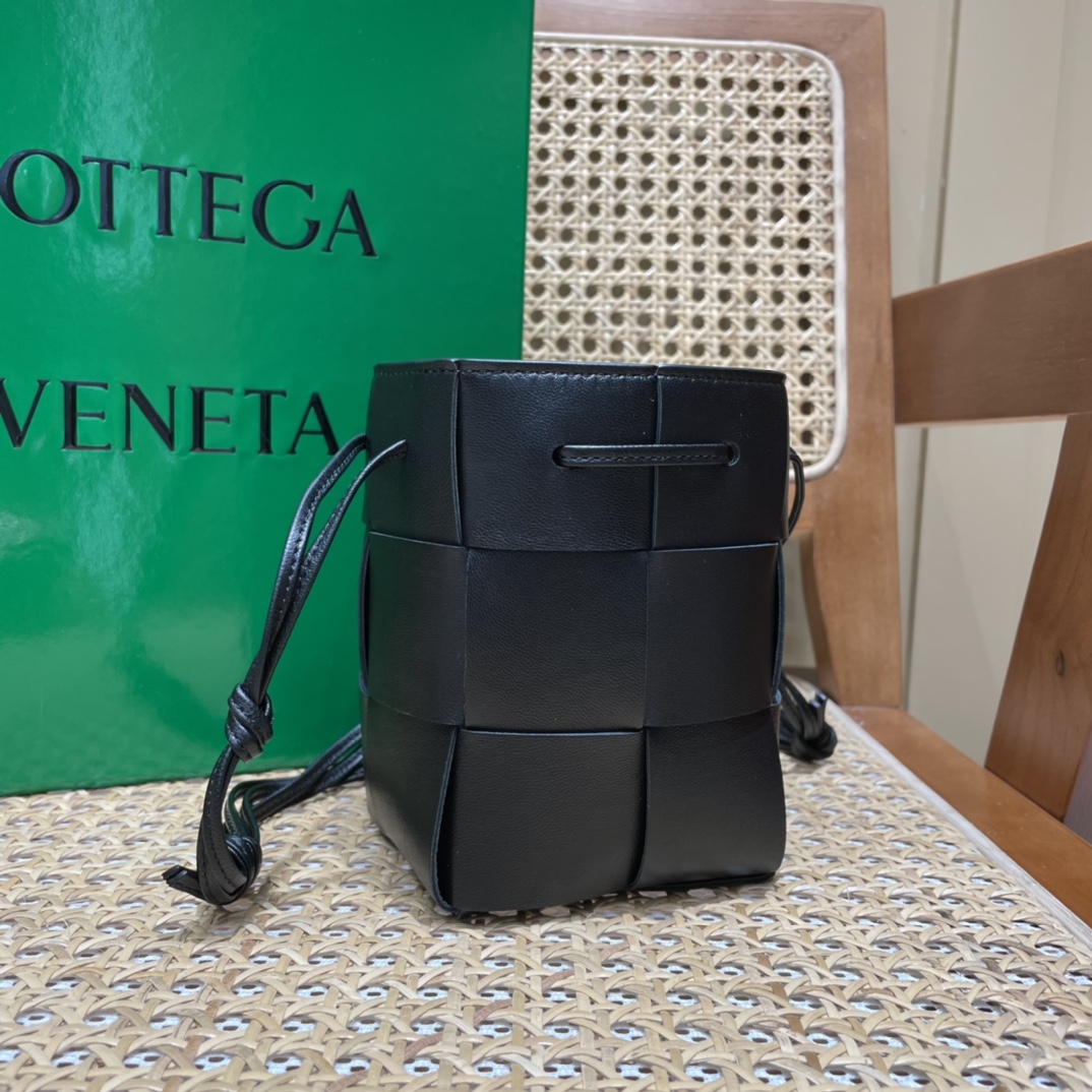 Bottega Veneta CASSETTE 14CM 编织水桶包 680217黑色