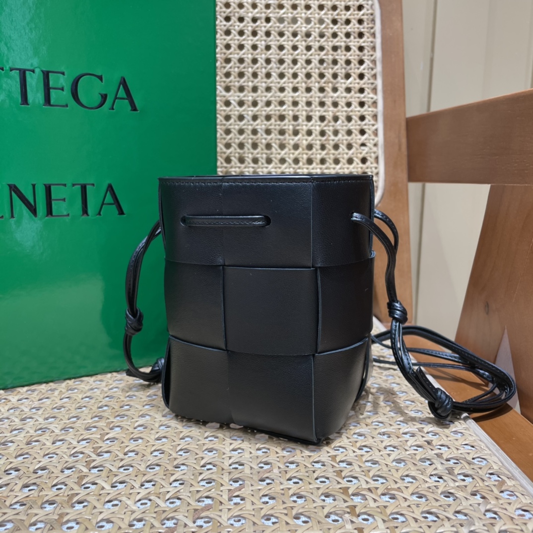 Bottega Veneta CASSETTE 14CM 编织水桶包 680217黑色