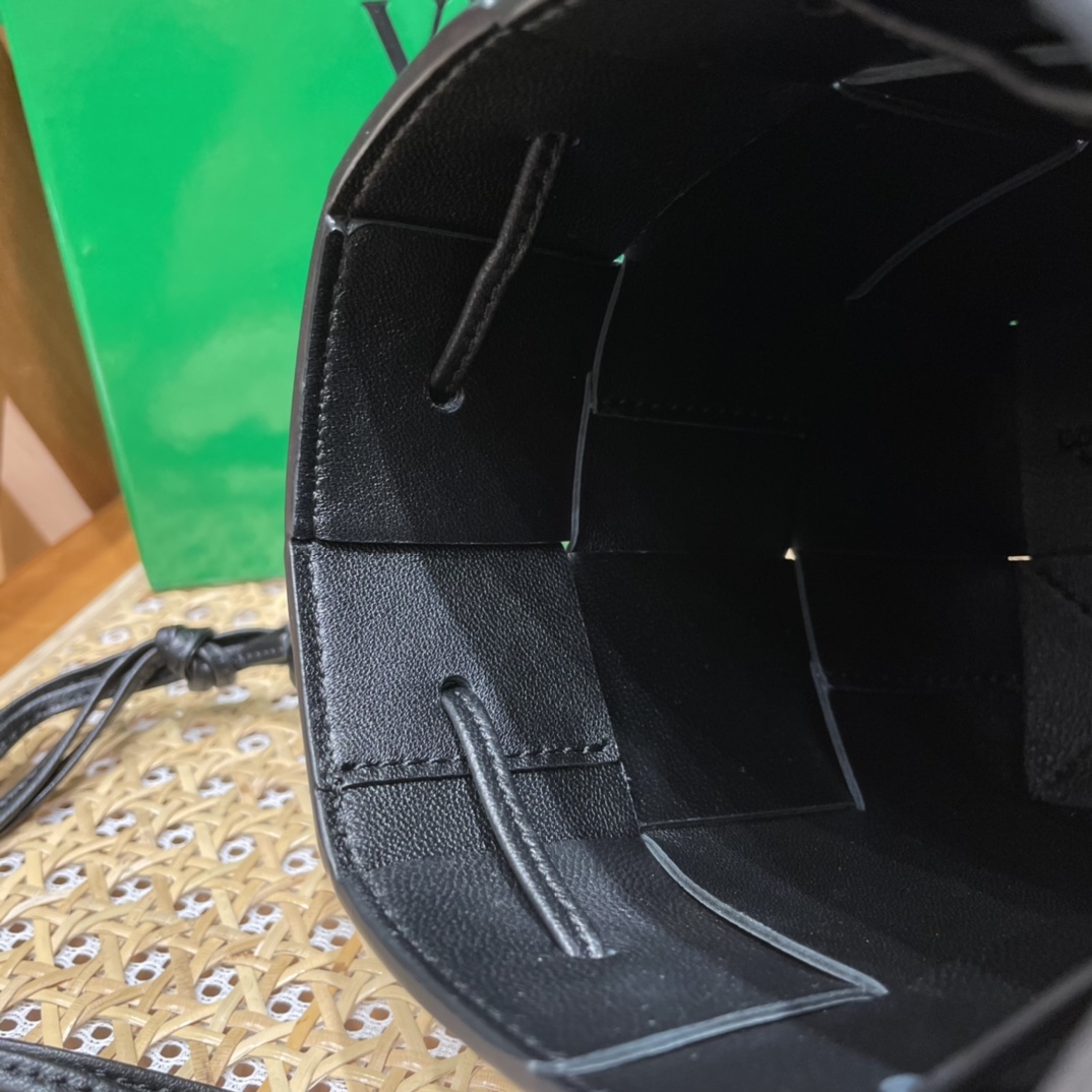 Bottega Veneta CASSETTE 14CM 编织水桶包 680217黑色