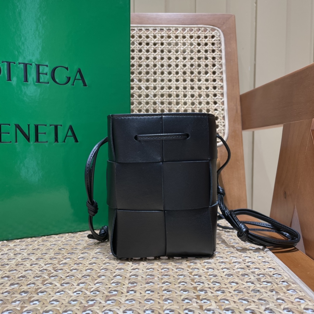 Bottega Veneta CASSETTE 14CM 编织水桶包 680217黑色