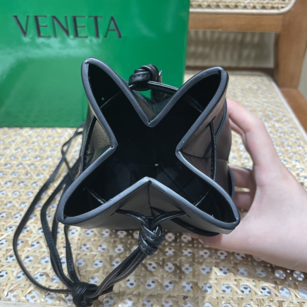 Bottega Veneta CASSETTE 14CM 编织水桶包 680217黑色