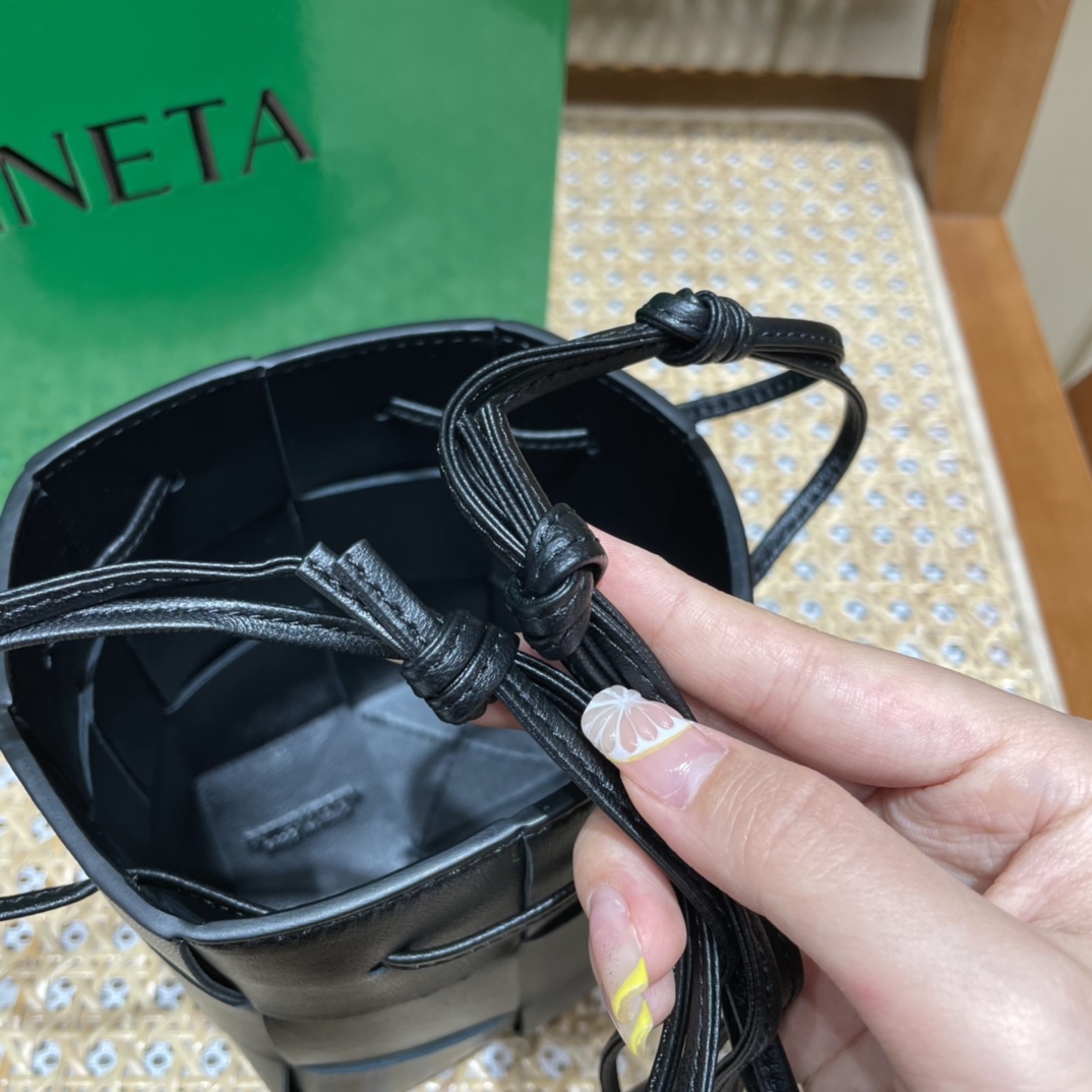 Bottega Veneta CASSETTE 14CM 编织水桶包 680217黑色