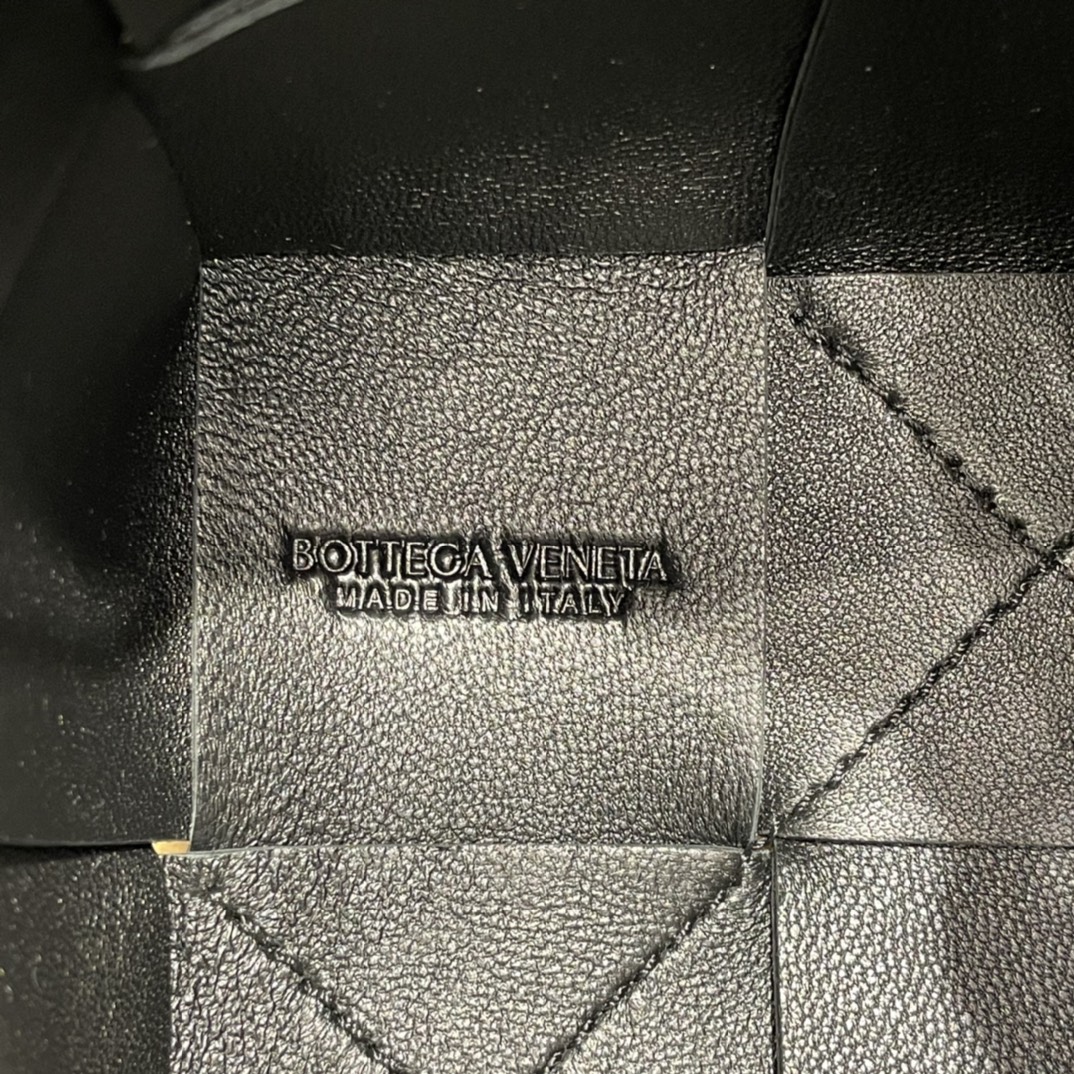 Bottega Veneta CASSETTE 14CM 编织水桶包 680217黑色