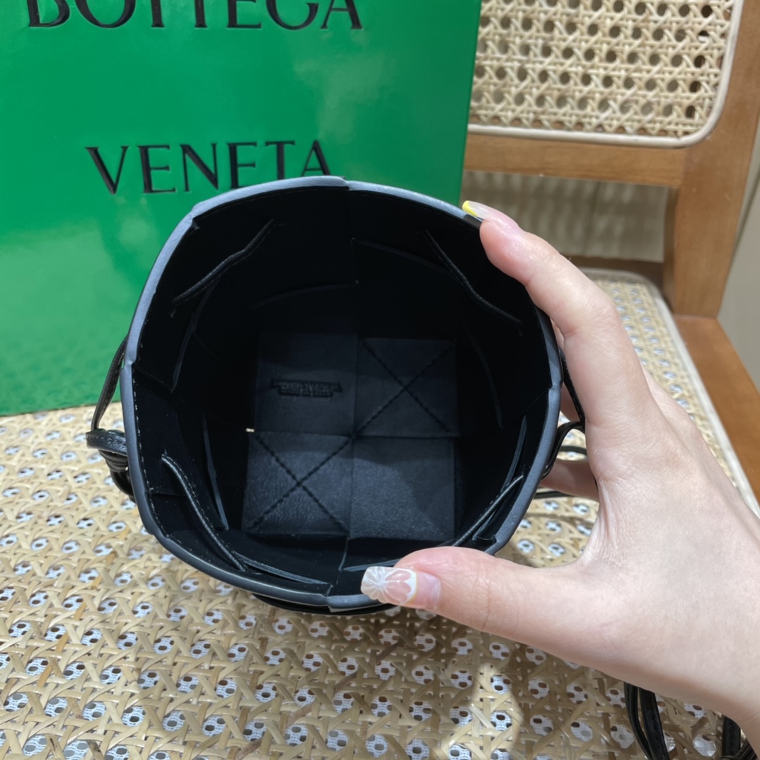 Bottega Veneta CASSETTE 14CM 编织水桶包 680217黑色