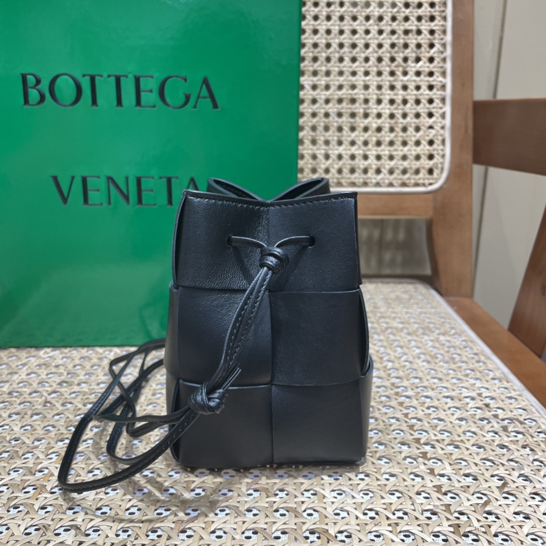 Bottega Veneta CASSETTE 14CM 编织水桶包 680217黑色