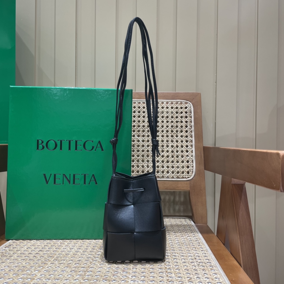 Bottega Veneta CASSETTE 14CM 编织水桶包 680217黑色