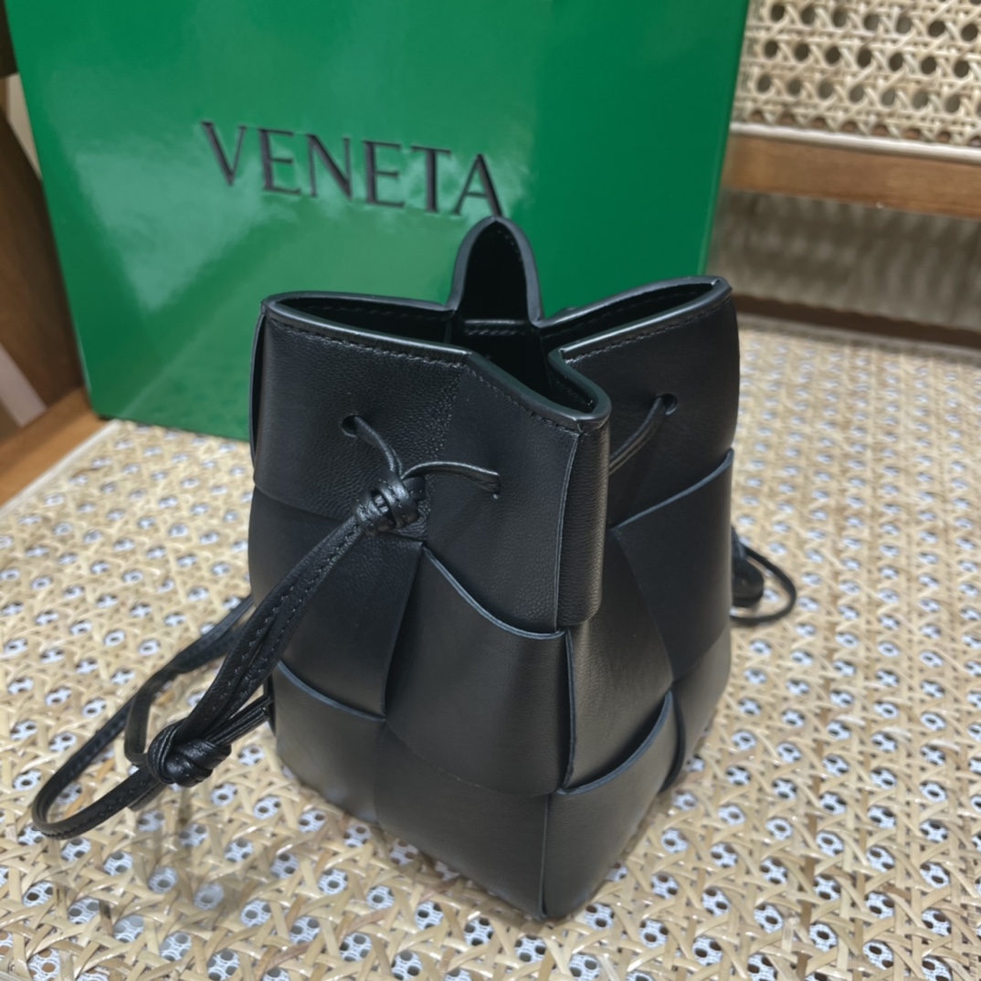 Bottega Veneta CASSETTE 14CM 编织水桶包 680217黑色