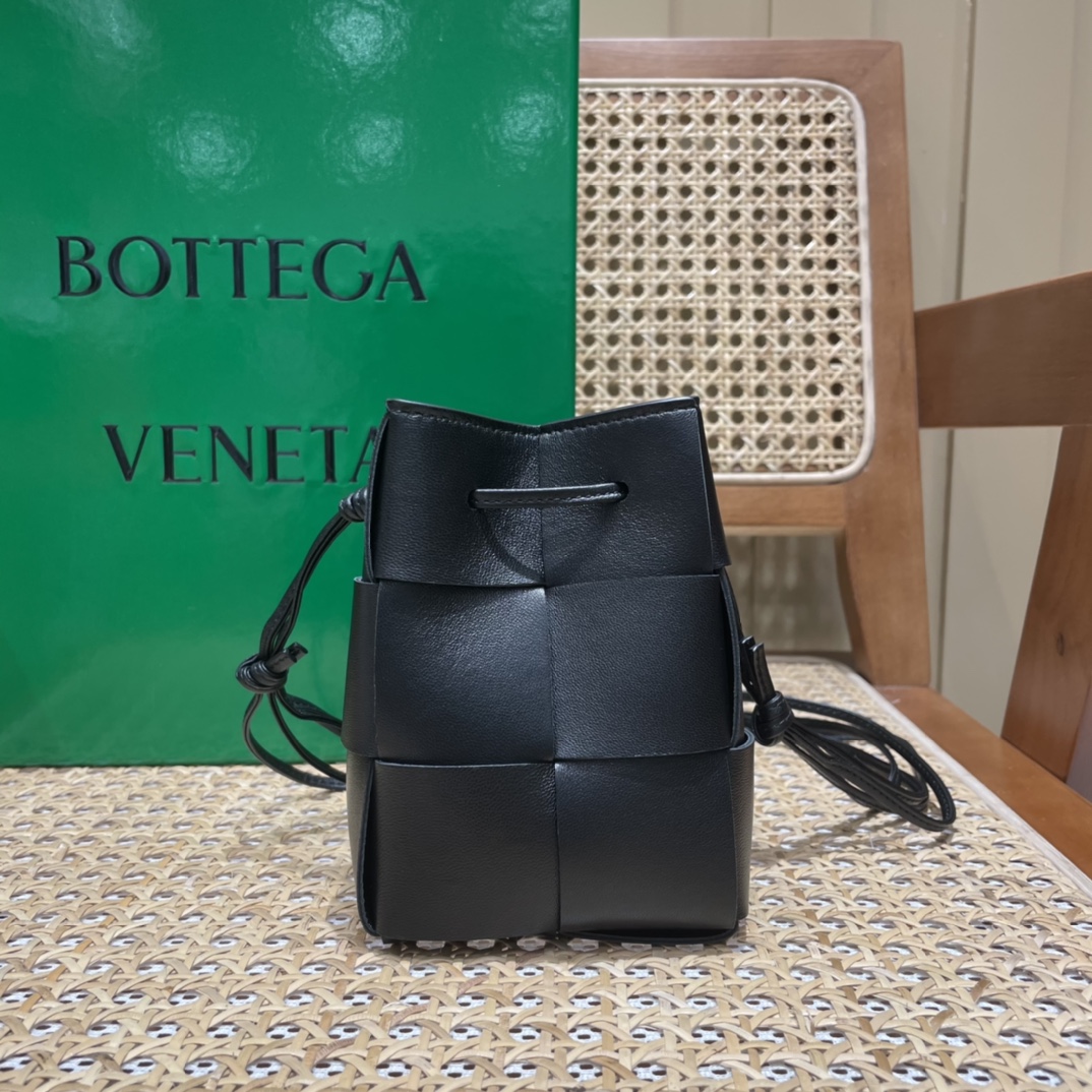 Bottega Veneta CASSETTE 14CM 编织水桶包 680217黑色