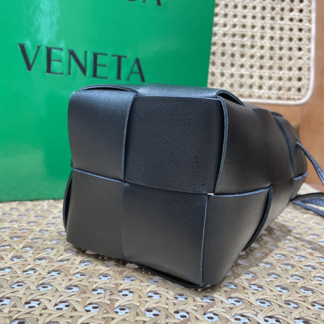 Bottega Veneta CASSETTE 14CM 编织水桶包 680217黑色