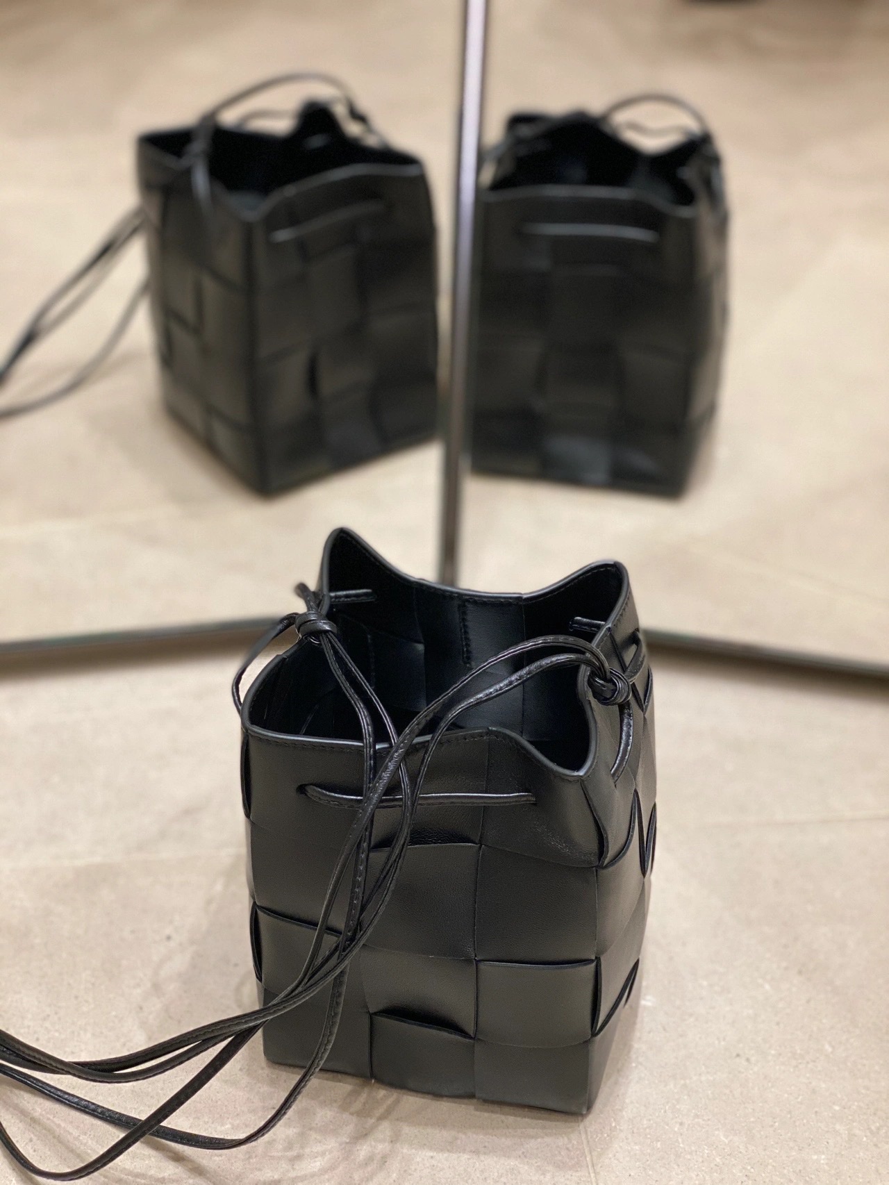 Bottega Veneta CASSETTE 14CM 编织水桶包 680217黑色