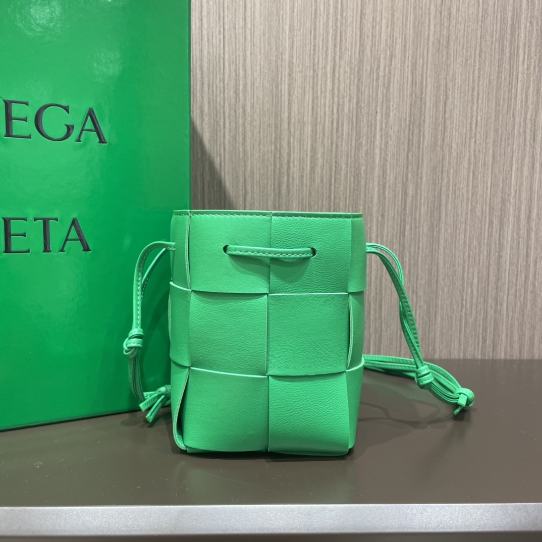 Bottega Veneta CASSETTE 14CM 编织水桶包 680217鹦鹉绿
