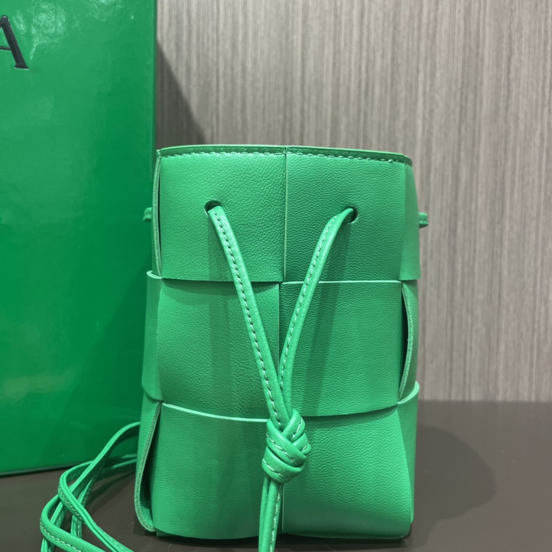 Bottega Veneta CASSETTE 14CM 编织水桶包 680217鹦鹉绿