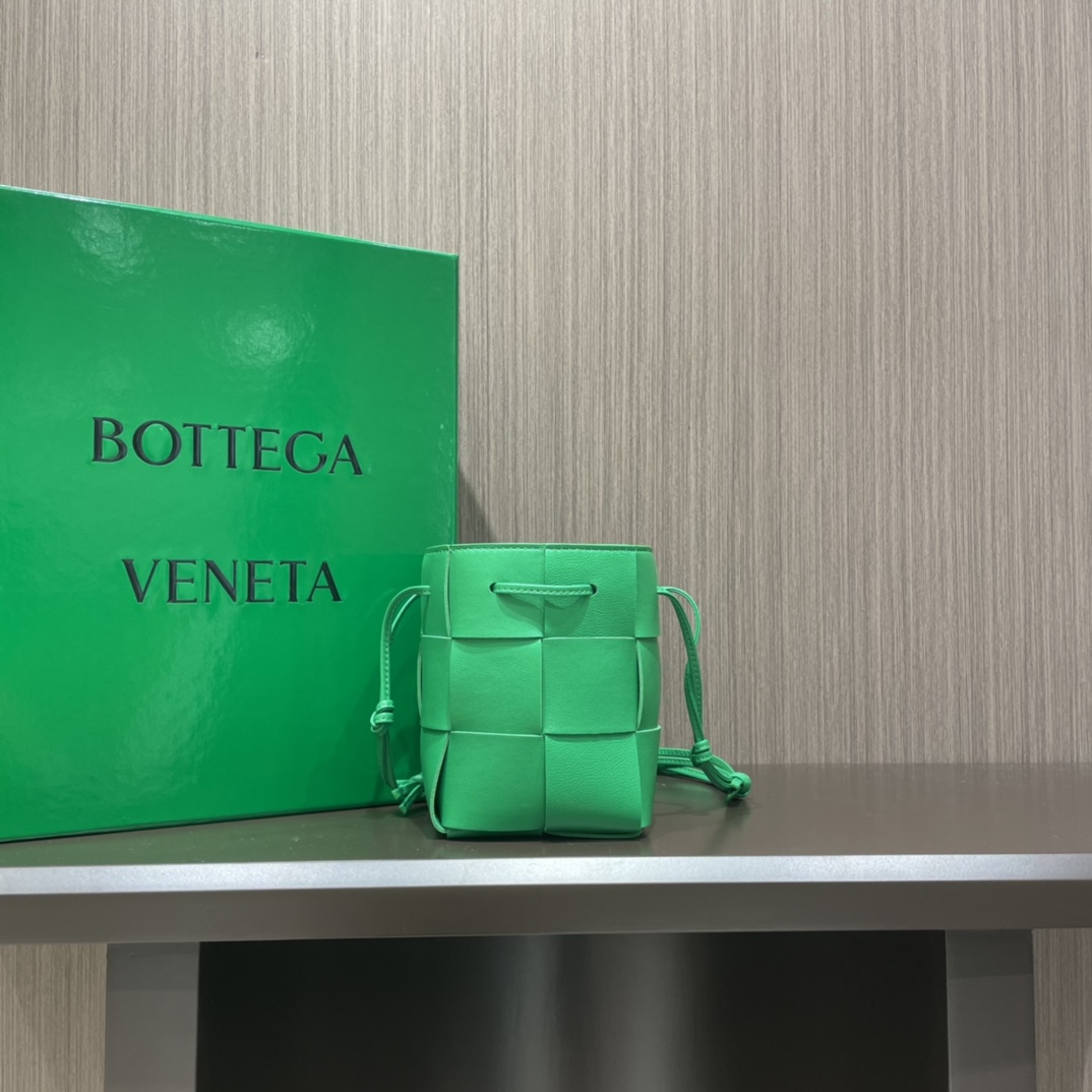 Bottega Veneta CASSETTE 14CM 编织水桶包 680217鹦鹉绿