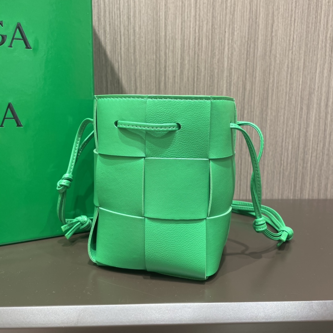 Bottega Veneta CASSETTE 14CM 编织水桶包 680217鹦鹉绿