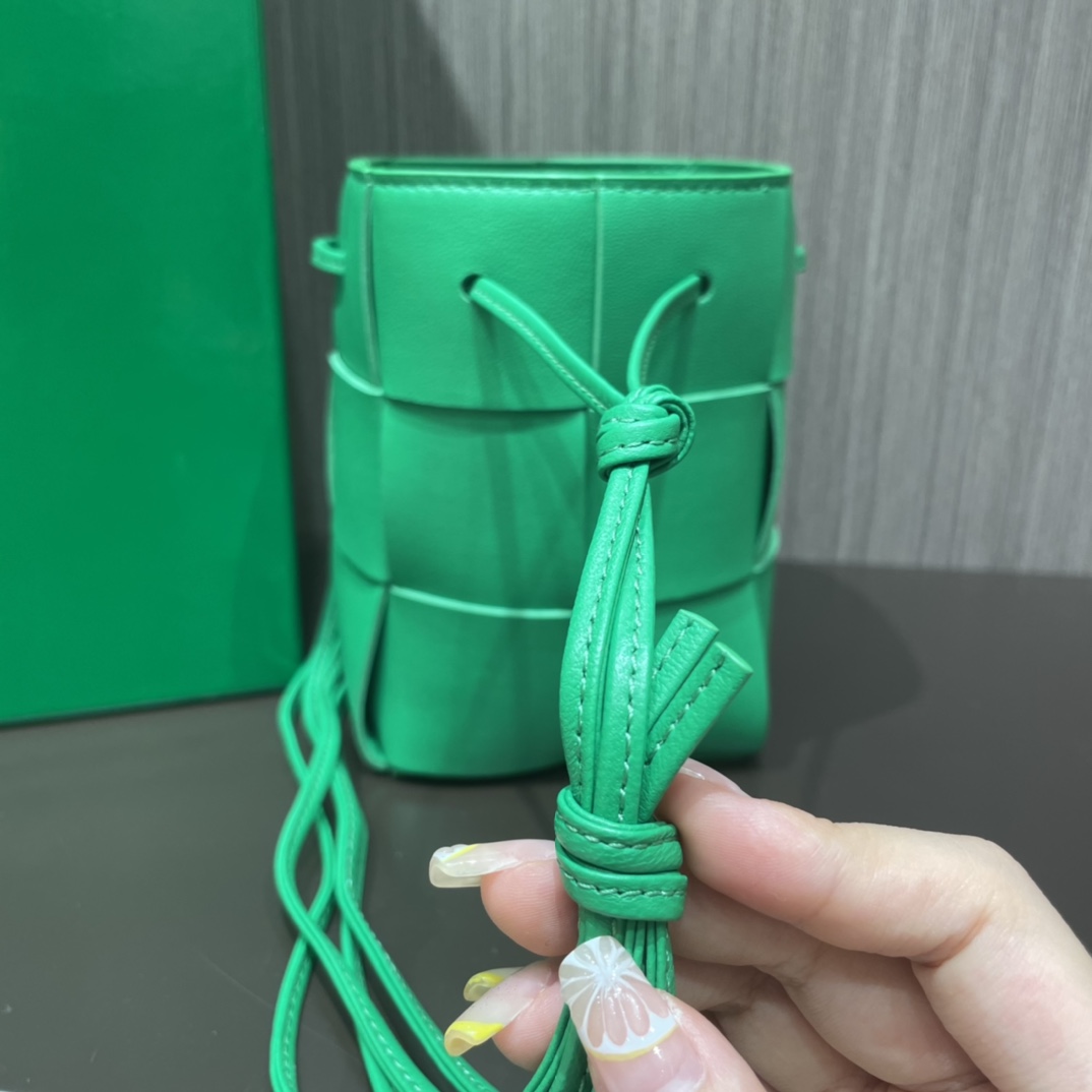 Bottega Veneta CASSETTE 14CM 编织水桶包 680217鹦鹉绿